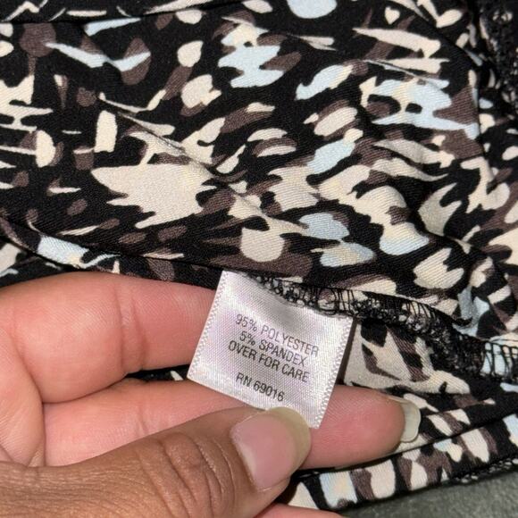 Y2K Relativity Tunic Top Women's 1X Black White Swirl Print Short Sleeve V-Neck - Picture 4 of 7